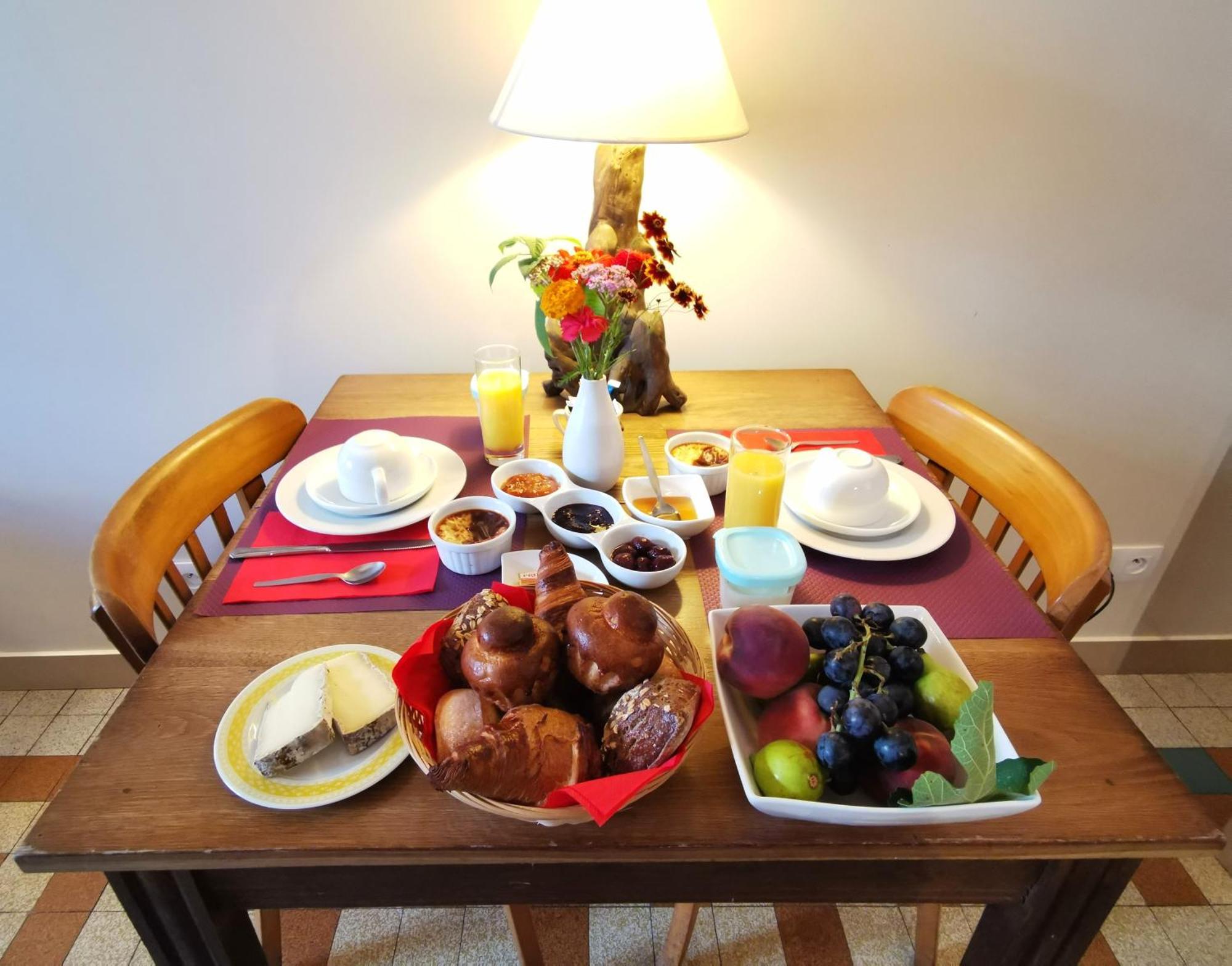 Logis Hotel Restaurant La Barguillere Saint-Pierre-de-Riviere Luaran gambar